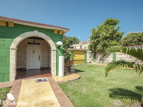 Panoramic house and garden view - Hostal Daisy's