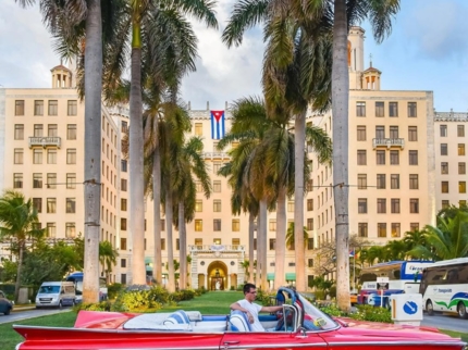 "Habana de Fiesta" Parisien Cabaret Grand Show in American Classic Cars Tour