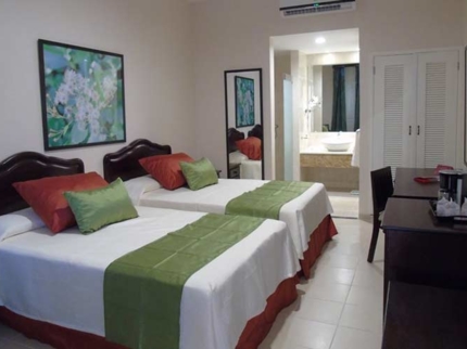 TWIN ROOM