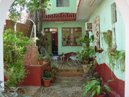 Hostal OasISabel, FRANK PAÍS (Del Carmen) No, 389
