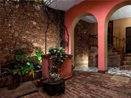 Hostal El Fausto, SIMÓN BOLIVAR (Desengaño), No. 220